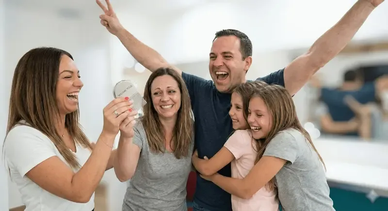Parents et enfants soulagés, peigne professionnel Madame Poux à la main