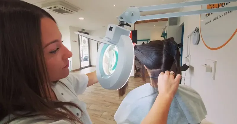 Contrôle à la lampe loupe, mèche à mèche, au Centre Anti-Poux 06